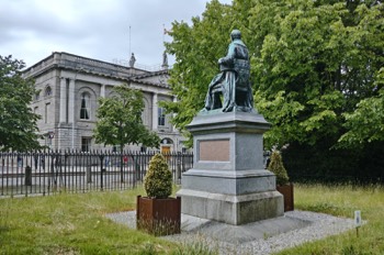  STATUE OF LORD ARDILAUN IN ST STEPHENS GREEN 