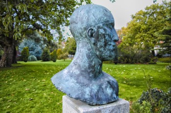  TRIBUTE HEAD II IN MERRION SQUARE PARK 