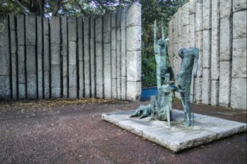  FAMINE MEMORIAL BY EDWARD DELANEY 