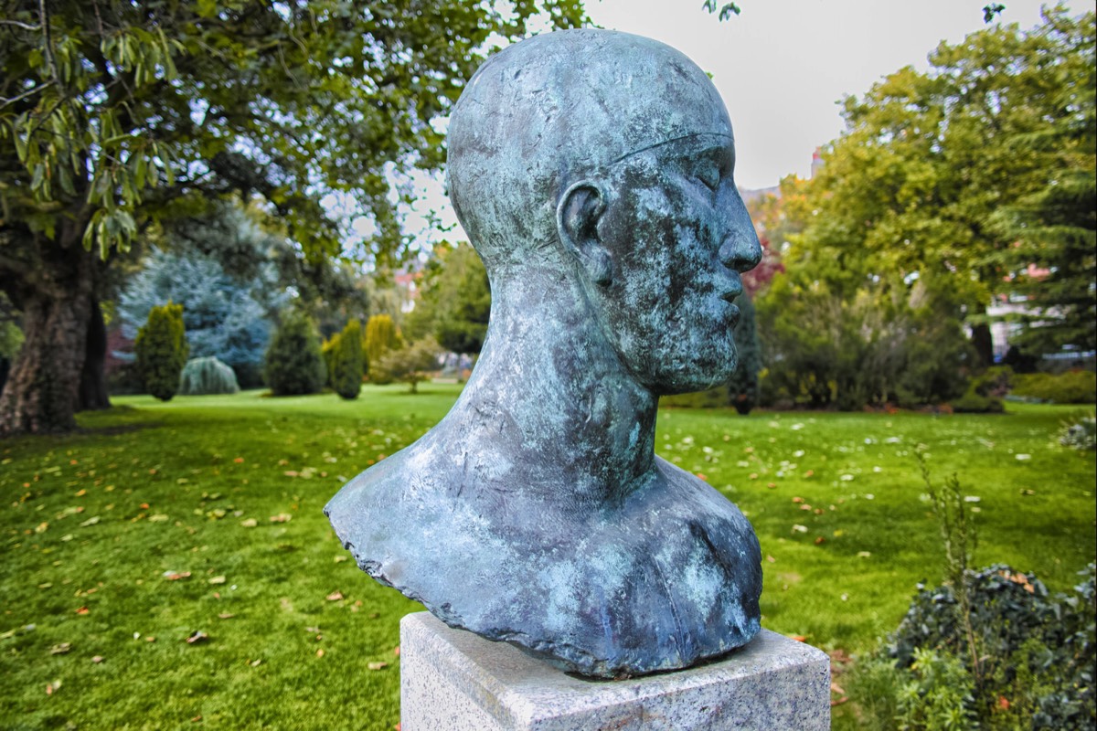 TRIBUTE HEAD II IN MERRION SQUARE PARK 001