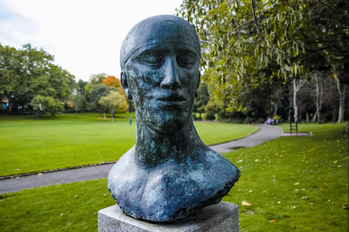 TRIBUTE HEAD II IN MERRION SQUARE PARK 002