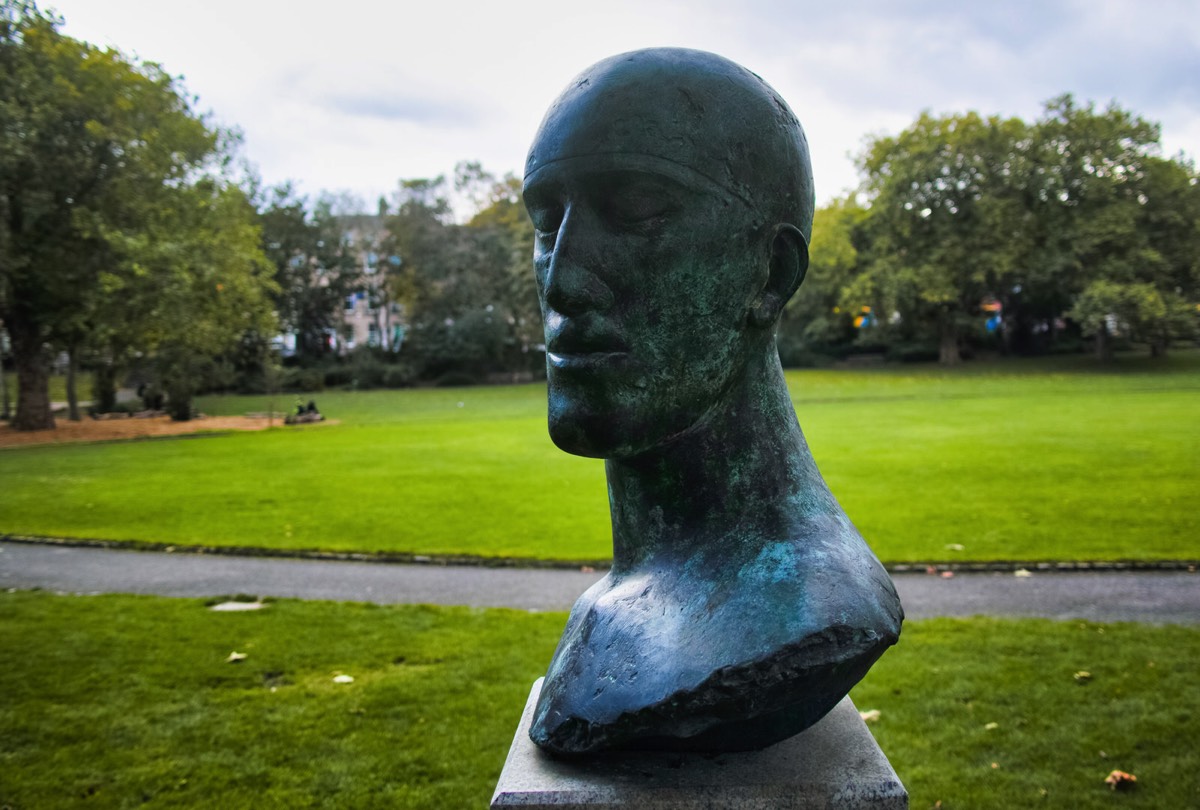 TRIBUTE HEAD II IN MERRION SQUARE PARK 003