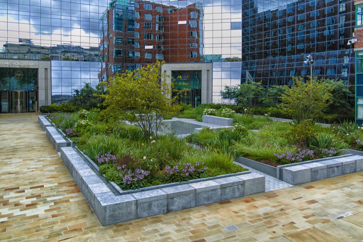 EARLSFORT TERRACE PLAZA - THE SCULPTURE FEATURING BIRDS IN FLIGHT HAS BEEN REPLACED 001