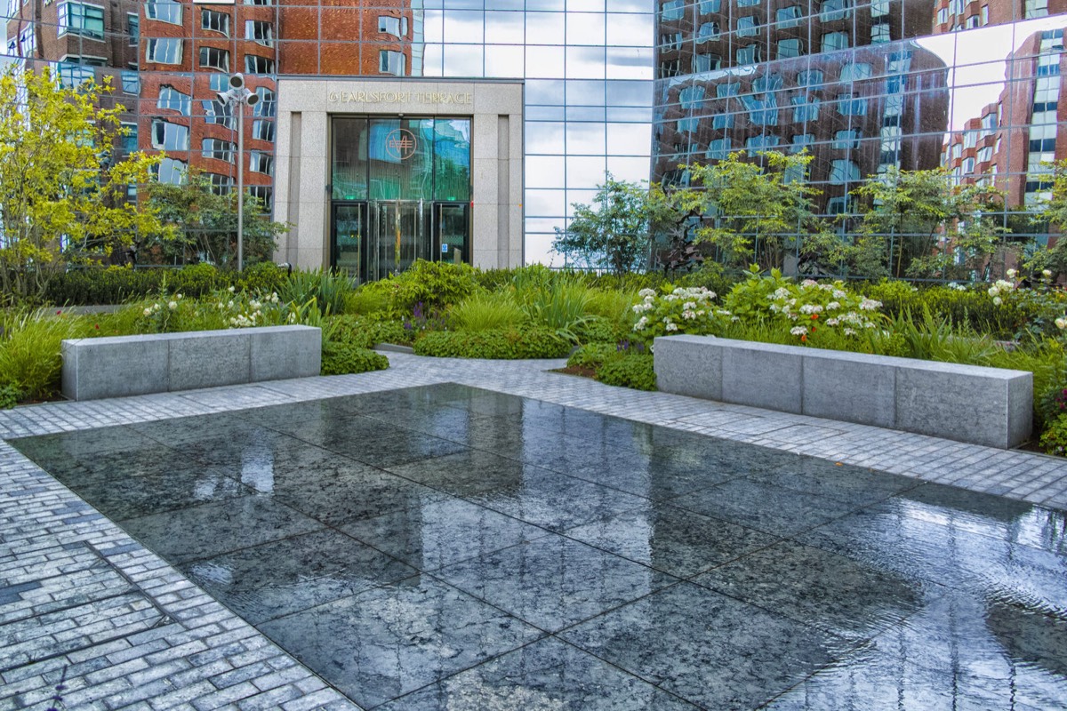 EARLSFORT TERRACE PLAZA - THE SCULPTURE FEATURING BIRDS IN FLIGHT HAS BEEN REPLACED 003