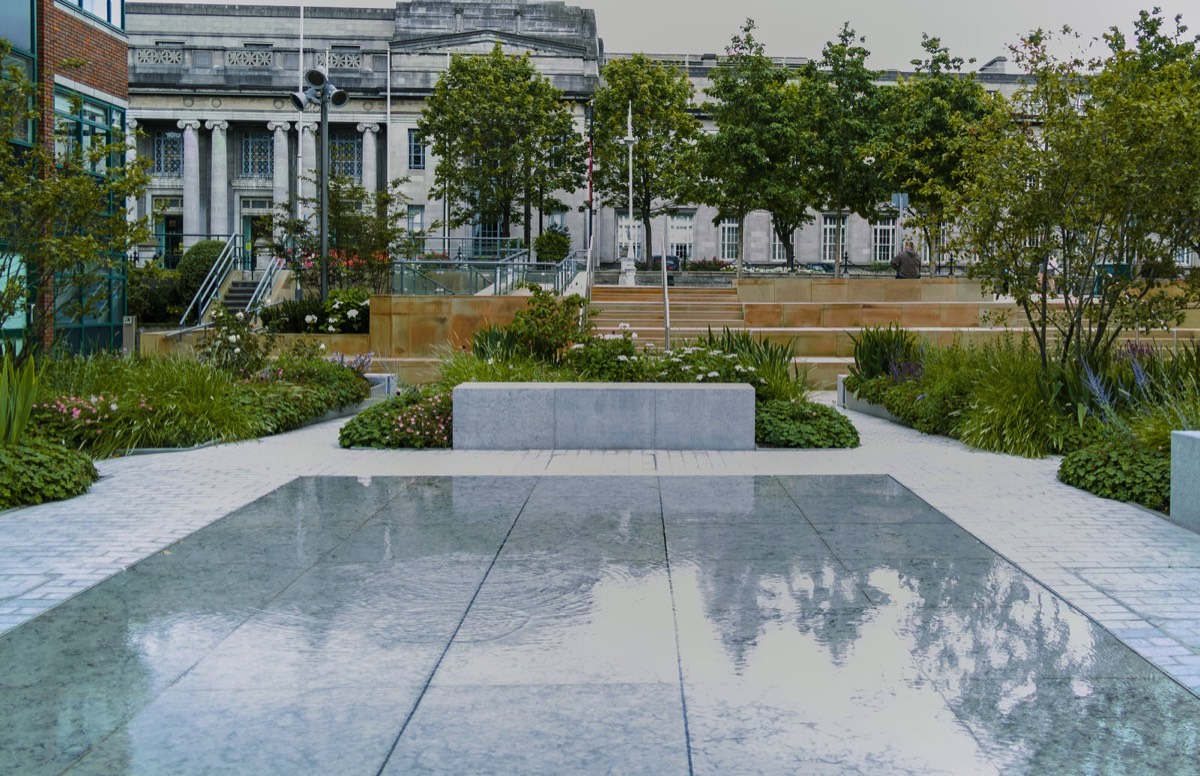 EARLSFORT TERRACE PLAZA - THE SCULPTURE FEATURING BIRDS IN FLIGHT HAS BEEN REPLACED 004