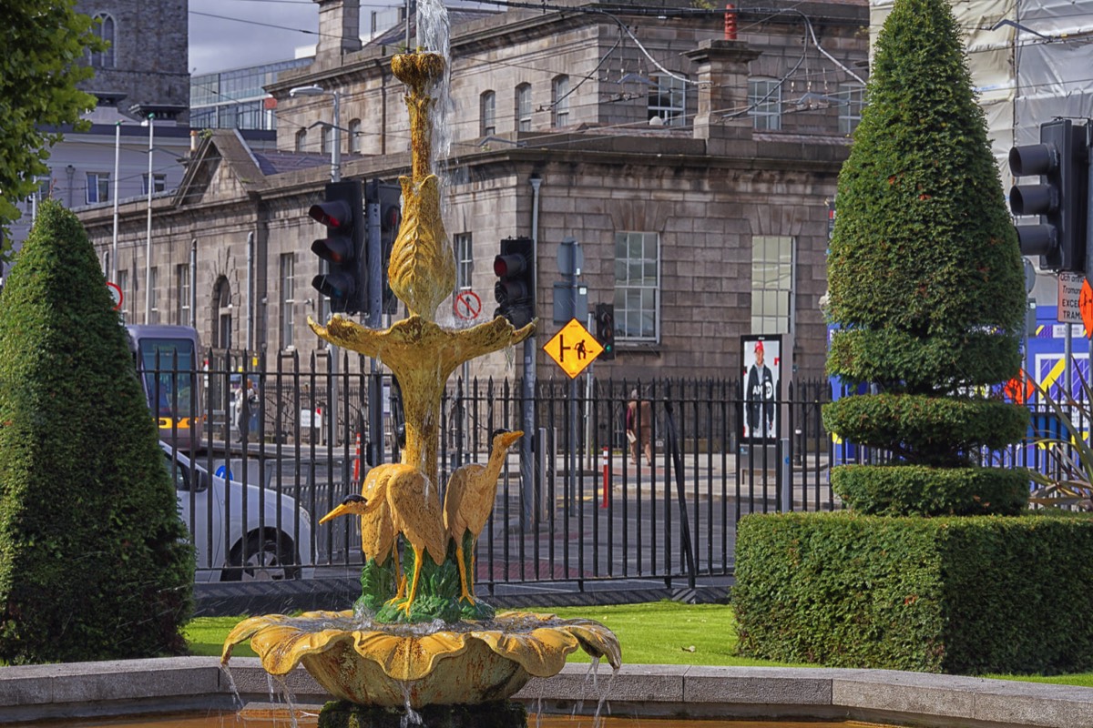 WATER FOUNTAIN IN CHANCERY PARK 001