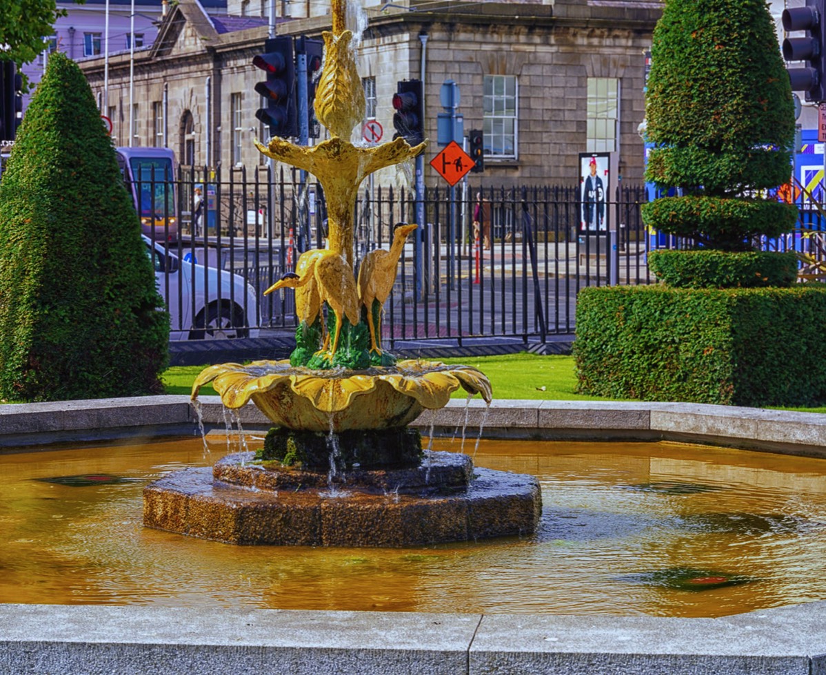 WATER FOUNTAIN IN CHANCERY PARK 002