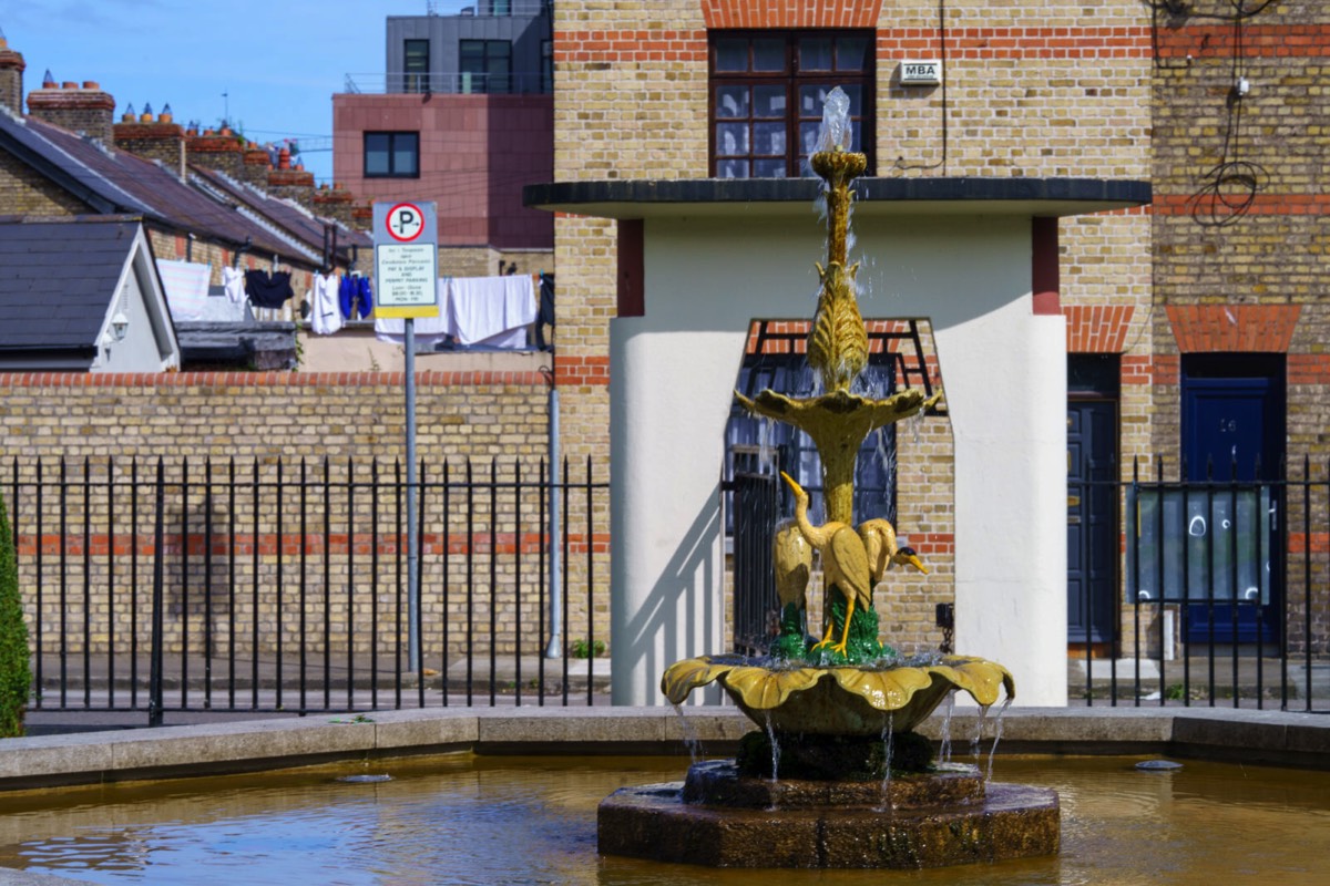 WATER FOUNTAIN IN CHANCERY PARK 003