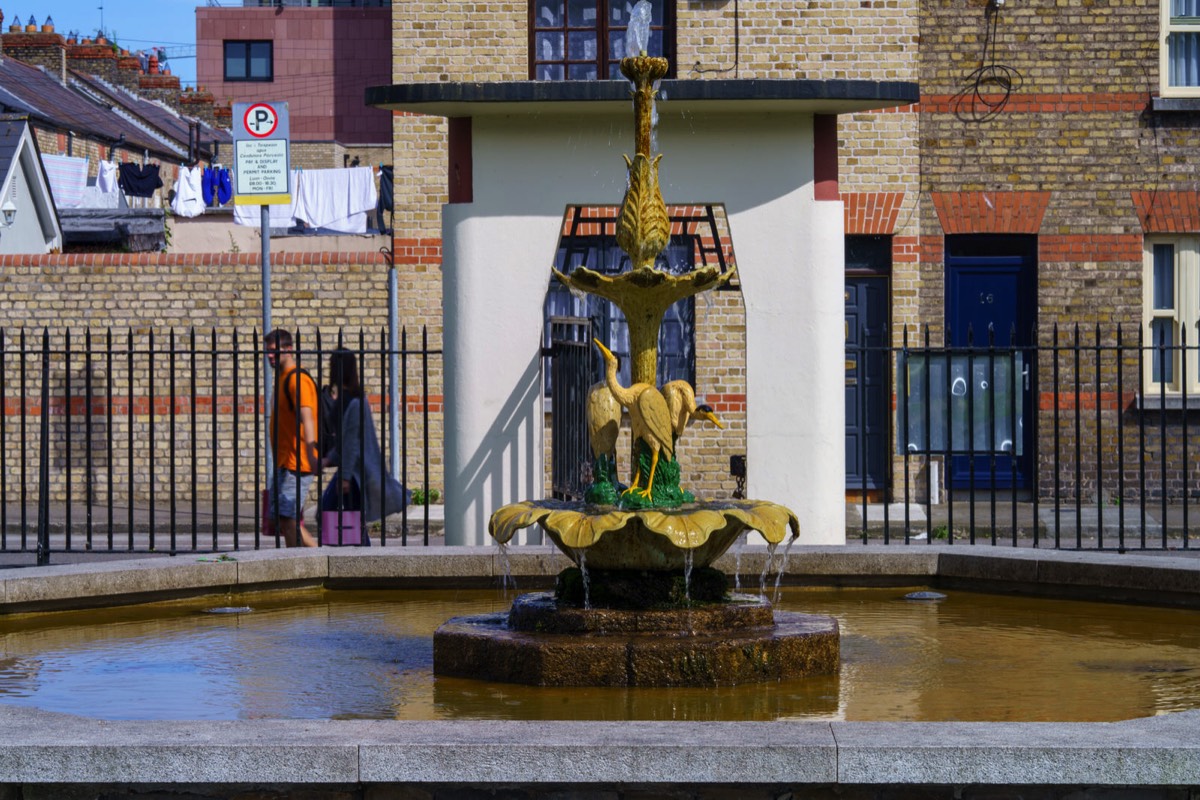 WATER FOUNTAIN IN CHANCERY PARK 004