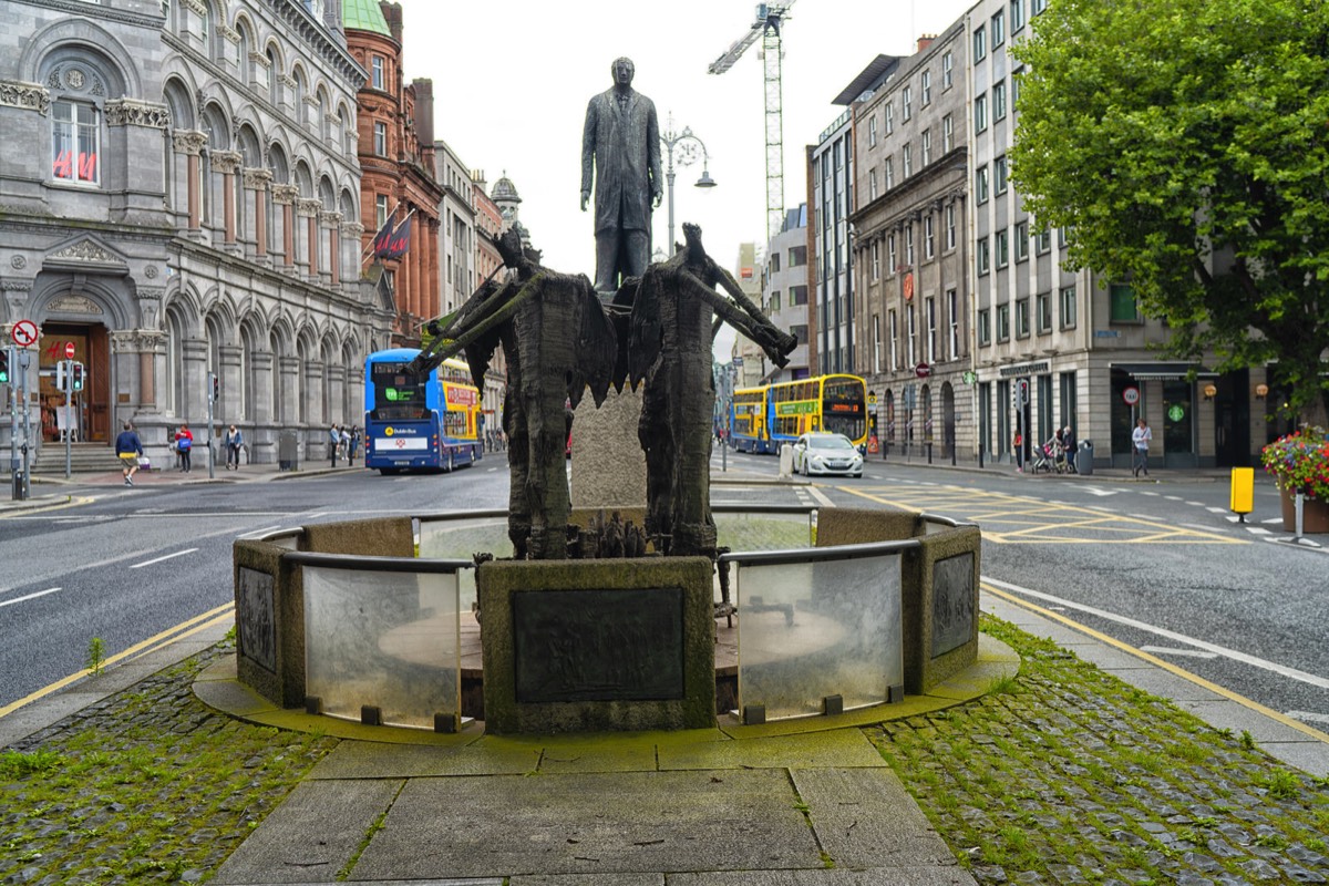 THOMAS DAVIS STATUE AND FOUNTAIN BY EDWARD DELANEY - NO WATER TO BE SEEN 003
