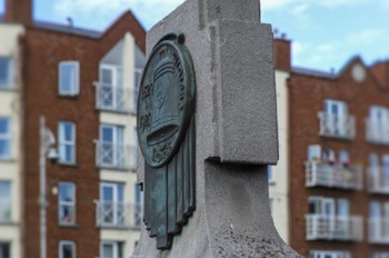  MEMORIAL PLAQUE AT THE RORY O'MORE BRIDGE 