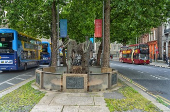  THOMAS DAVIS STATUE AND FOUNTAIN BY EDWARD DELANEY - NO WATER TO BE SEEN 