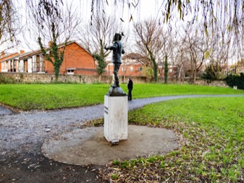  HE MADE THE FIRST HOT AIR BALLOON FLIGHT IN IRELAND FROM RANELAGH - MEMORIAL TO RICHARD CROSBIE  