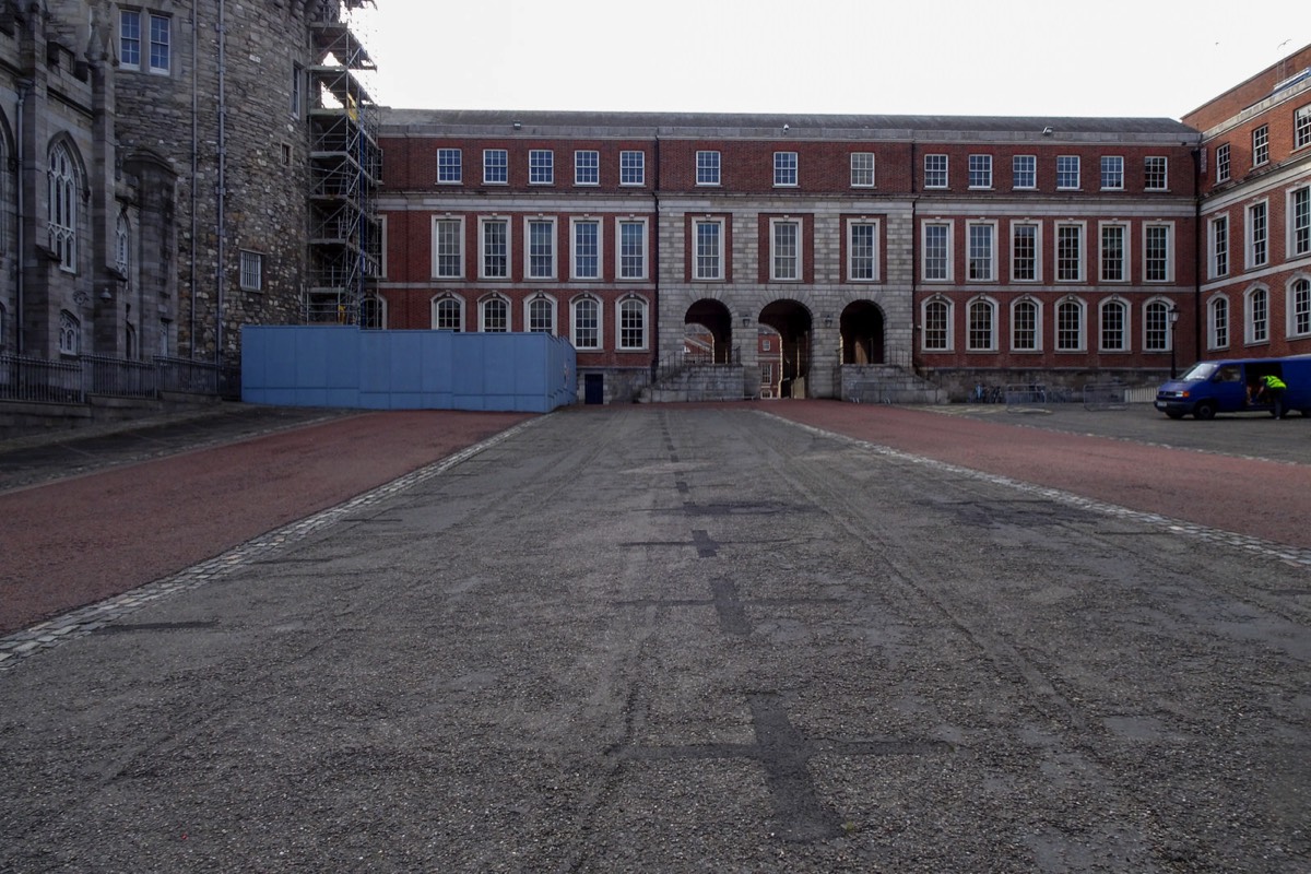 DUBLIN CASTLE IS LIKE A GHOST CASTLE - WHERE HAVE ALL THE PEOPLE GONE  003