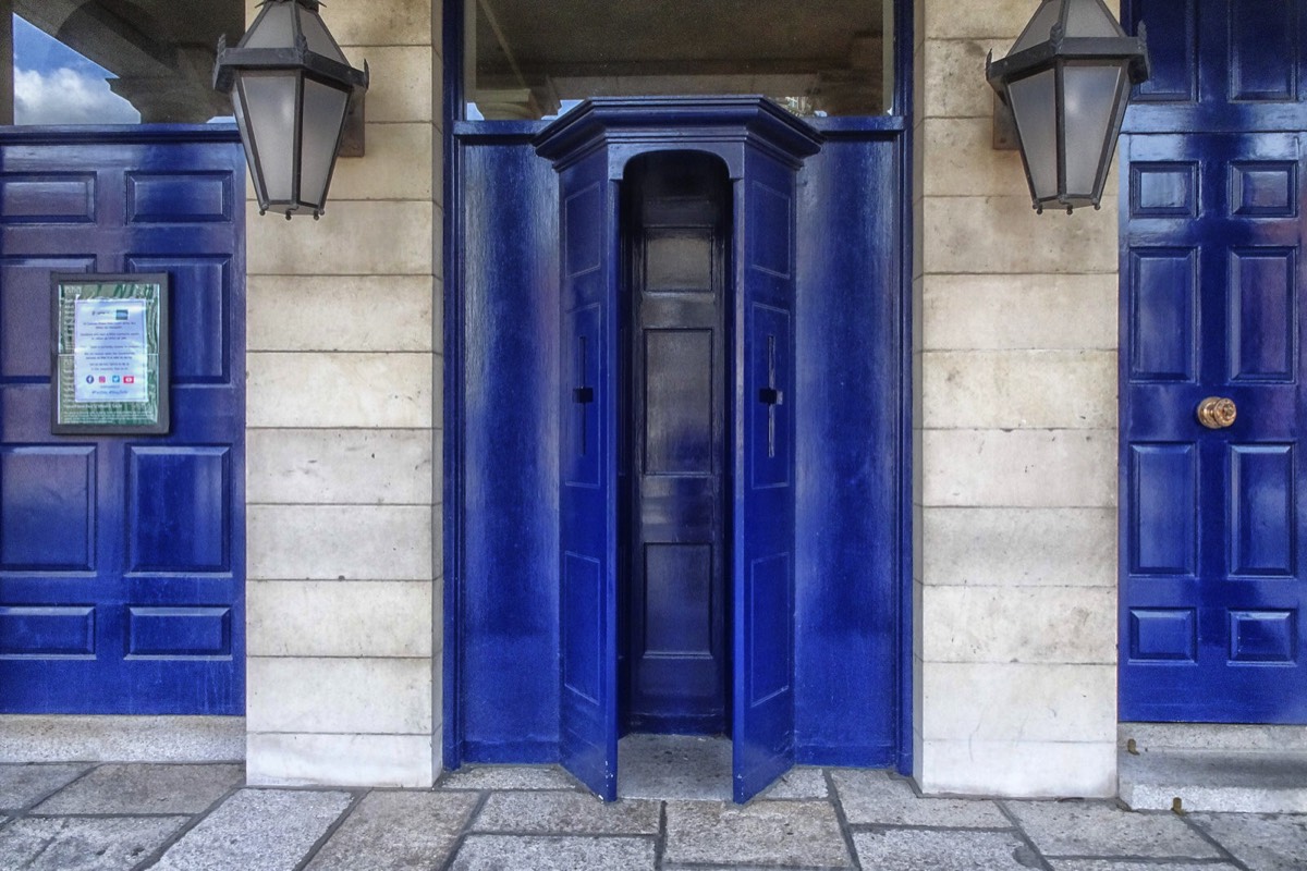 DUBLIN CASTLE IS LIKE A GHOST CASTLE - WHERE HAVE ALL THE PEOPLE GONE  008