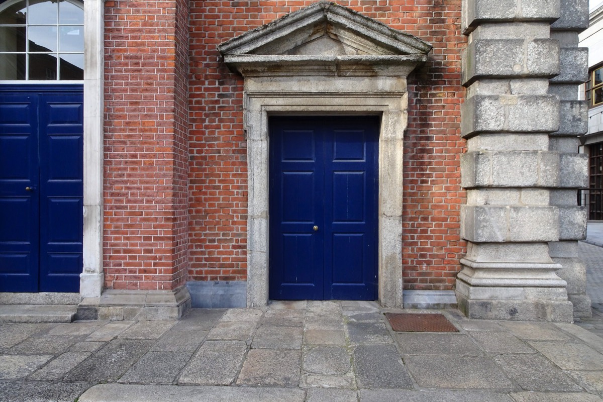 DUBLIN CASTLE IS LIKE A GHOST CASTLE - WHERE HAVE ALL THE PEOPLE GONE  017