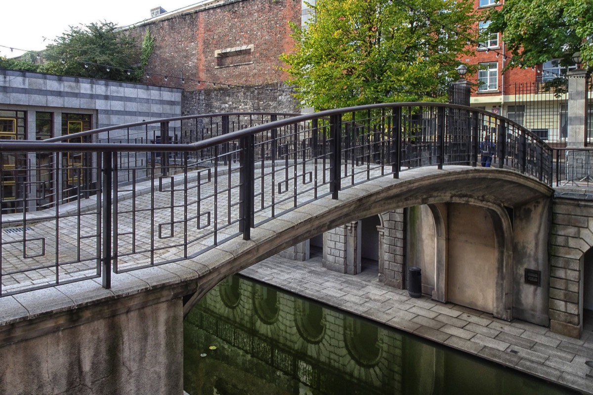 DUBLIN CASTLE IS LIKE A GHOST CASTLE - WHERE HAVE ALL THE PEOPLE GONE  018