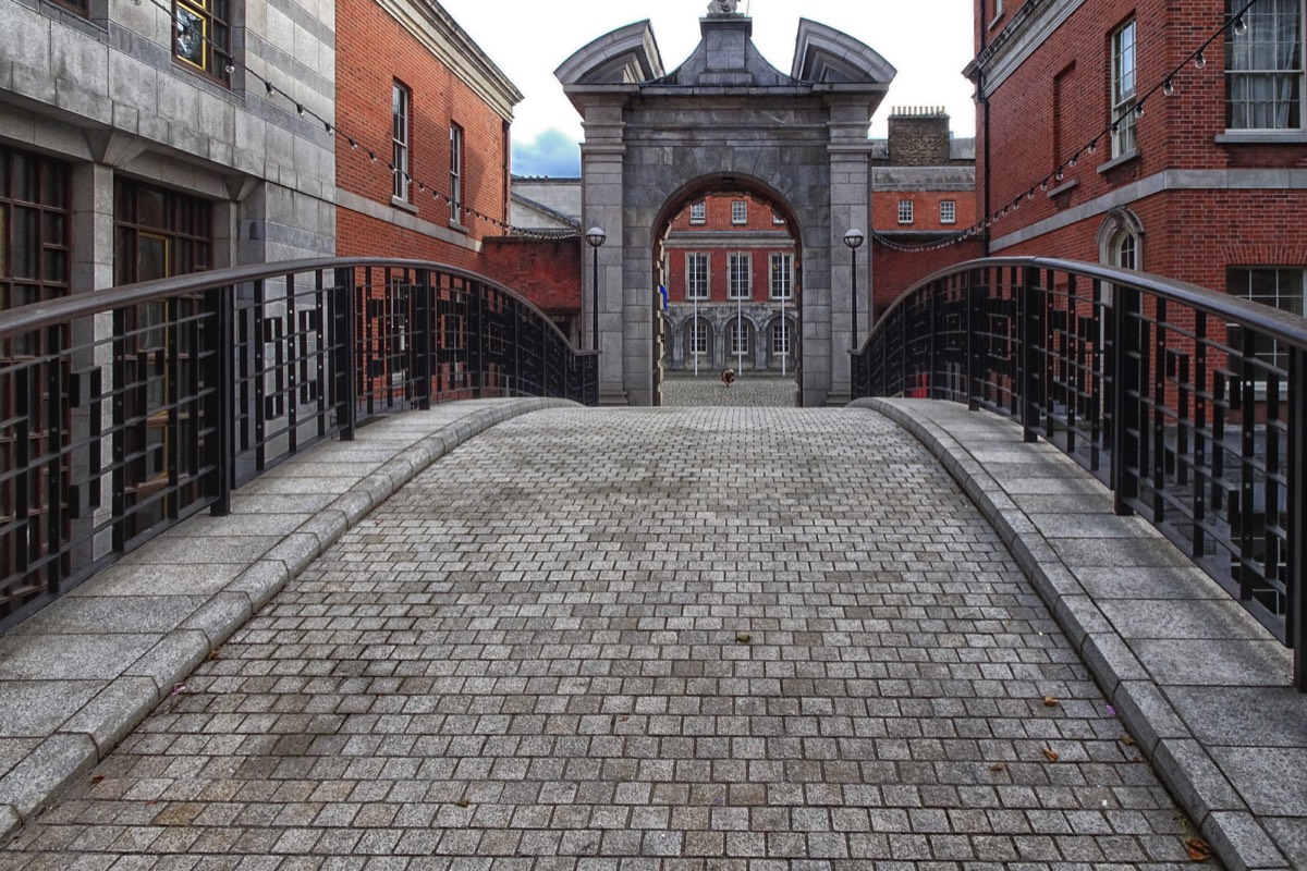DUBLIN CASTLE IS LIKE A GHOST CASTLE - WHERE HAVE ALL THE PEOPLE GONE  025