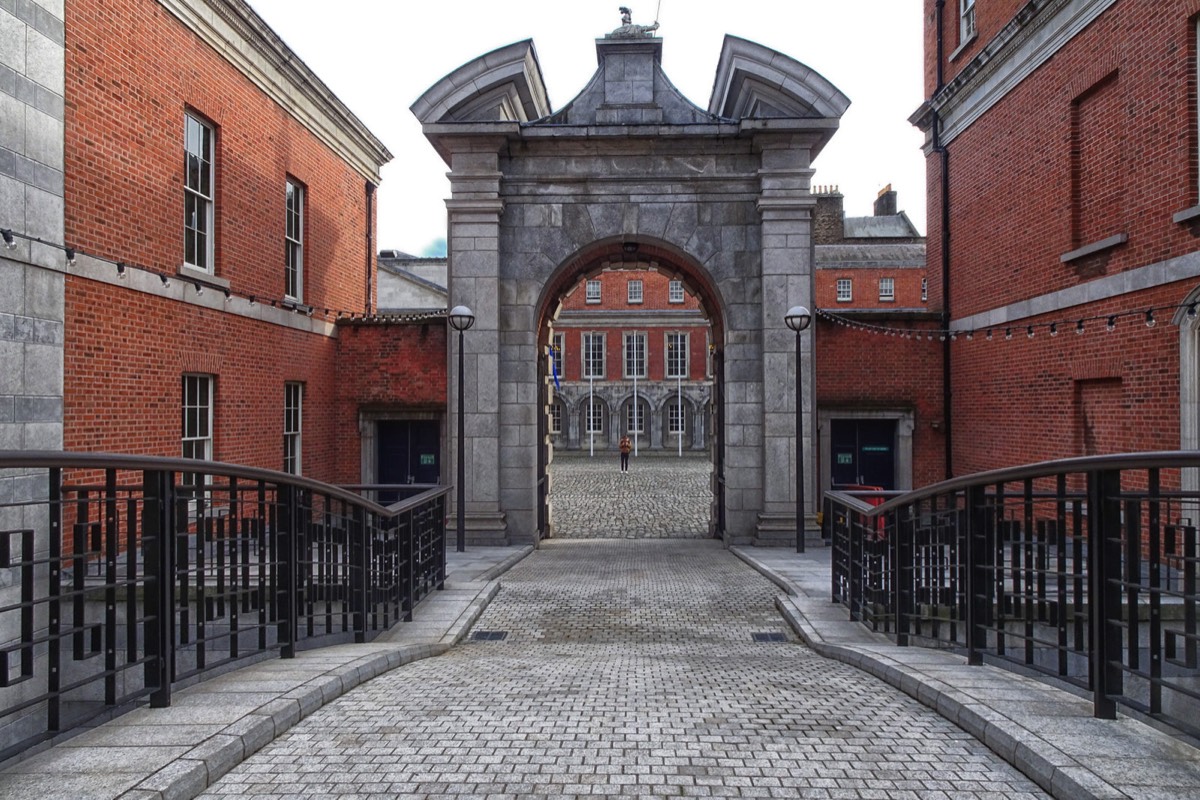 DUBLIN CASTLE IS LIKE A GHOST CASTLE - WHERE HAVE ALL THE PEOPLE GONE  026