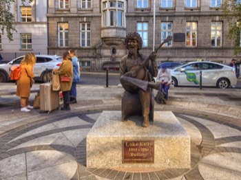  STATUE OF LUKE KELLY ON SLOUTH KING STREET  - BY JOHN COLL 