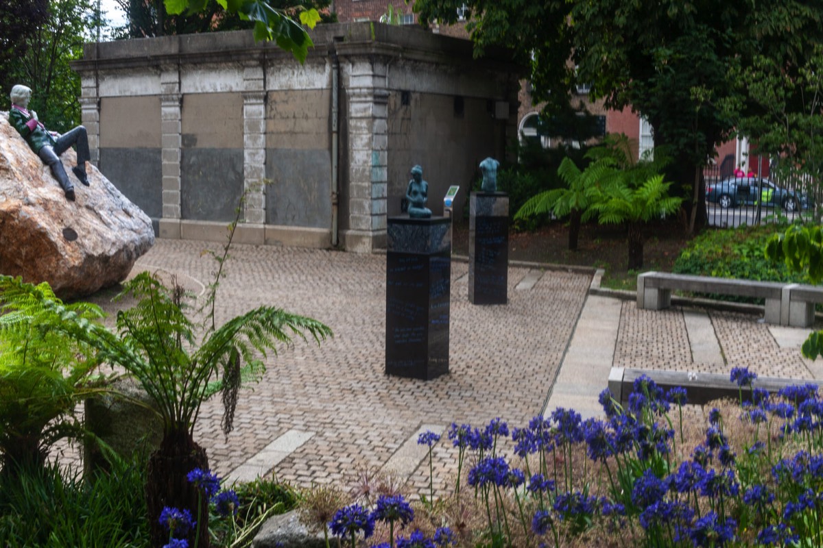 THE THREE ELEMENTS TO THE OSCAR WILDE SCULPTURE BY DANNY OSBORNE  - MERRION SQUARE PUBLIC PARK  017