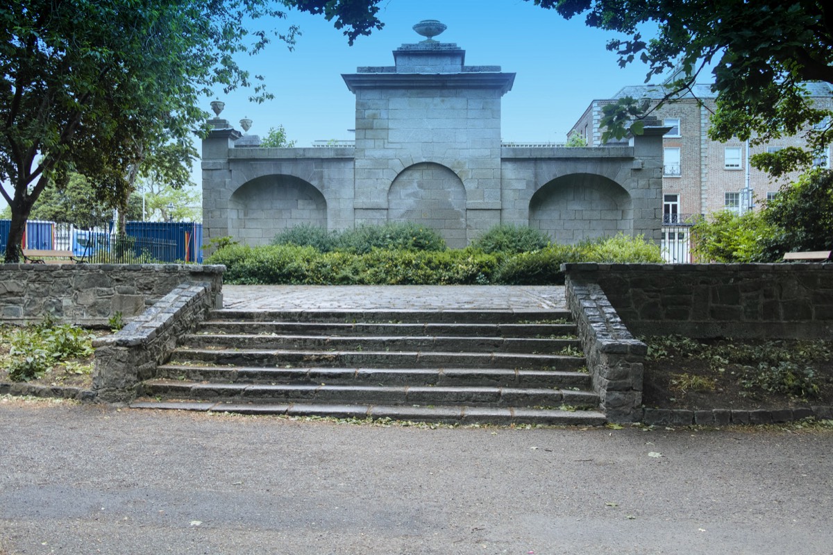 MERRION SQUARE PUBLIC PARK IN JUNE 006