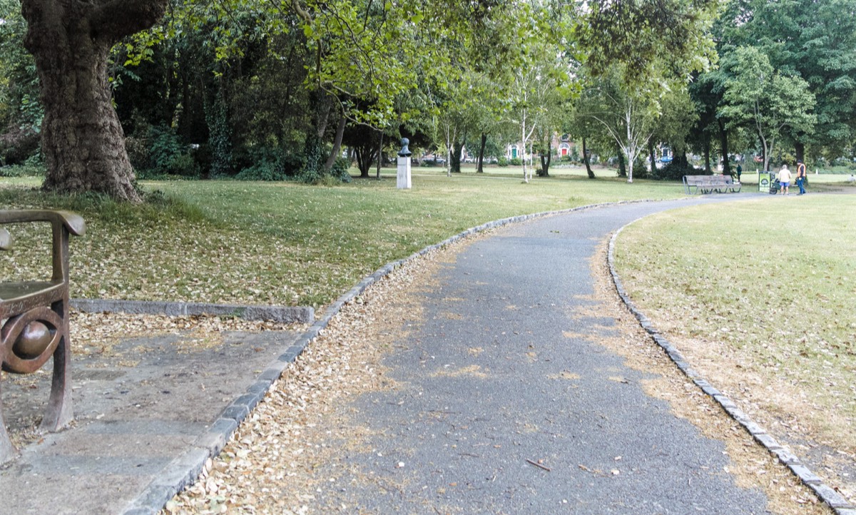 MERRION SQUARE PUBLIC PARK IN JUNE 007