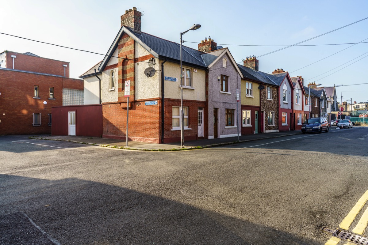 CROSSTICK ALLEY - CATHERINE STREET IN THE LIBERTIES AREA OF DUBLIN 001