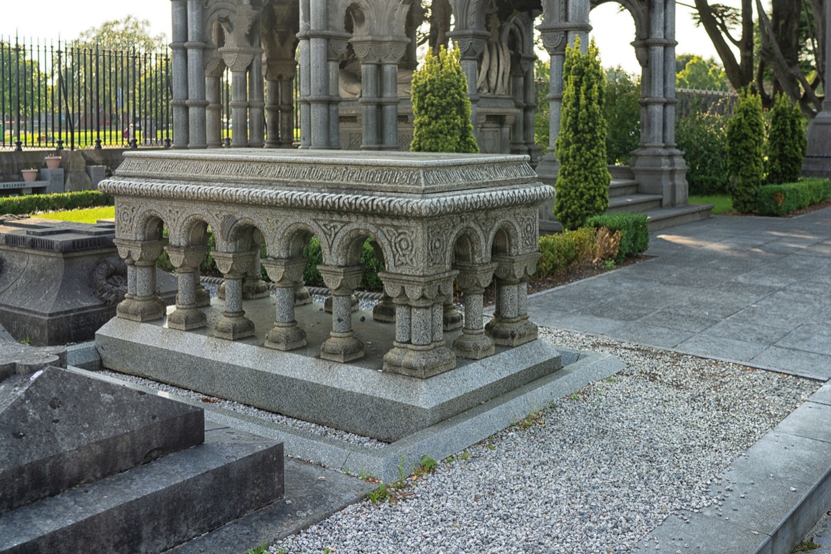 A VISIT TO GLASNEVIN CEMETERY A FEW MINUTES BEFORE IT CLOSED FOR THE DAY 009