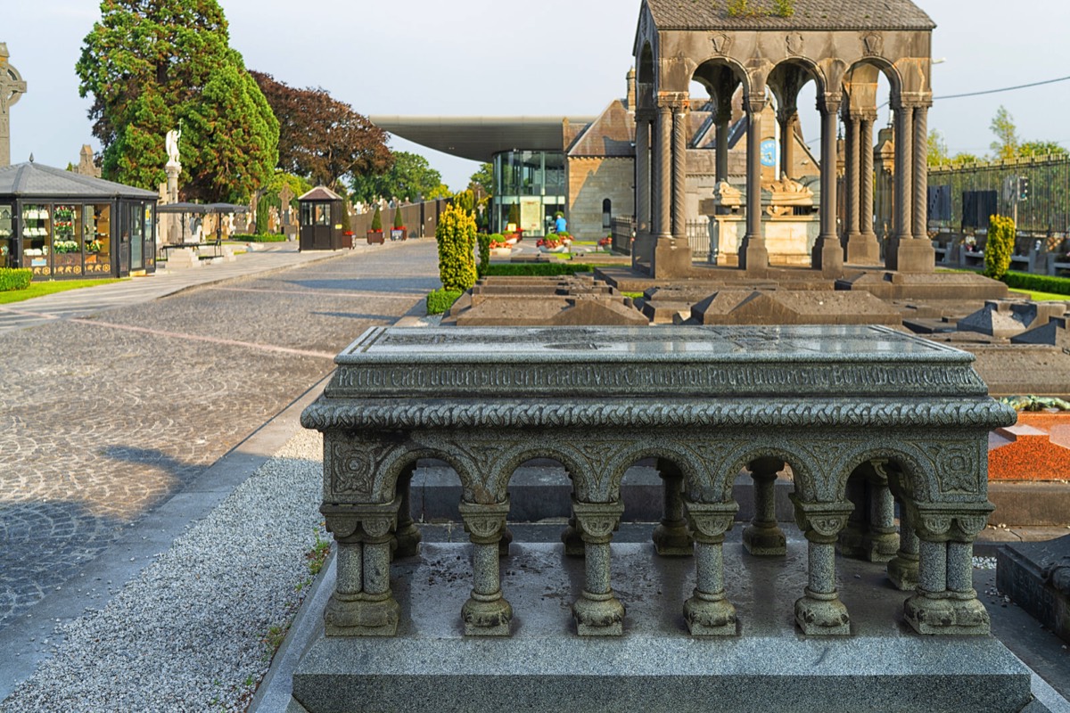 A VISIT TO GLASNEVIN CEMETERY A FEW MINUTES BEFORE IT CLOSED FOR THE DAY 011