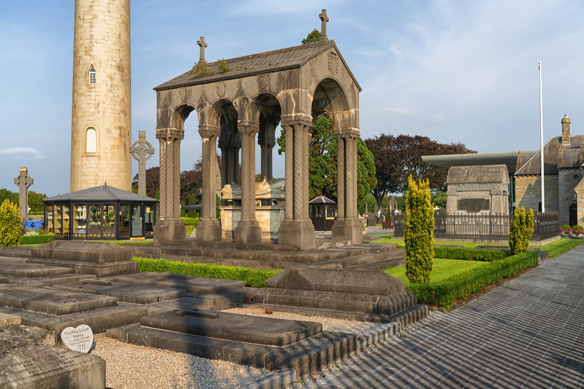 A VISIT TO GLASNEVIN CEMETERY A FEW MINUTES BEFORE IT CLOSED FOR THE DAY 014