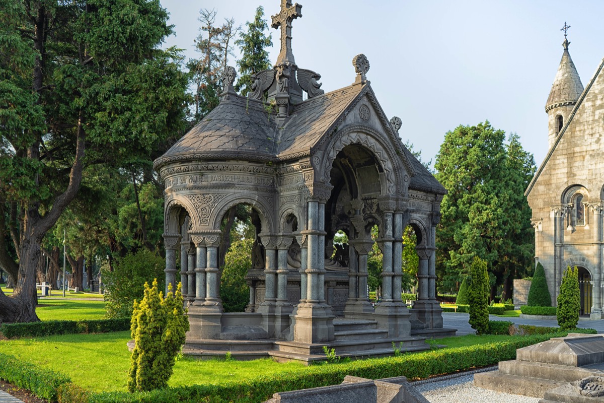 A VISIT TO GLASNEVIN CEMETERY A FEW MINUTES BEFORE IT CLOSED FOR THE DAY 015