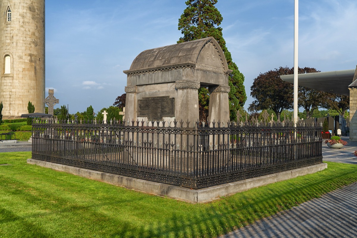 A VISIT TO GLASNEVIN CEMETERY A FEW MINUTES BEFORE IT CLOSED FOR THE DAY 020