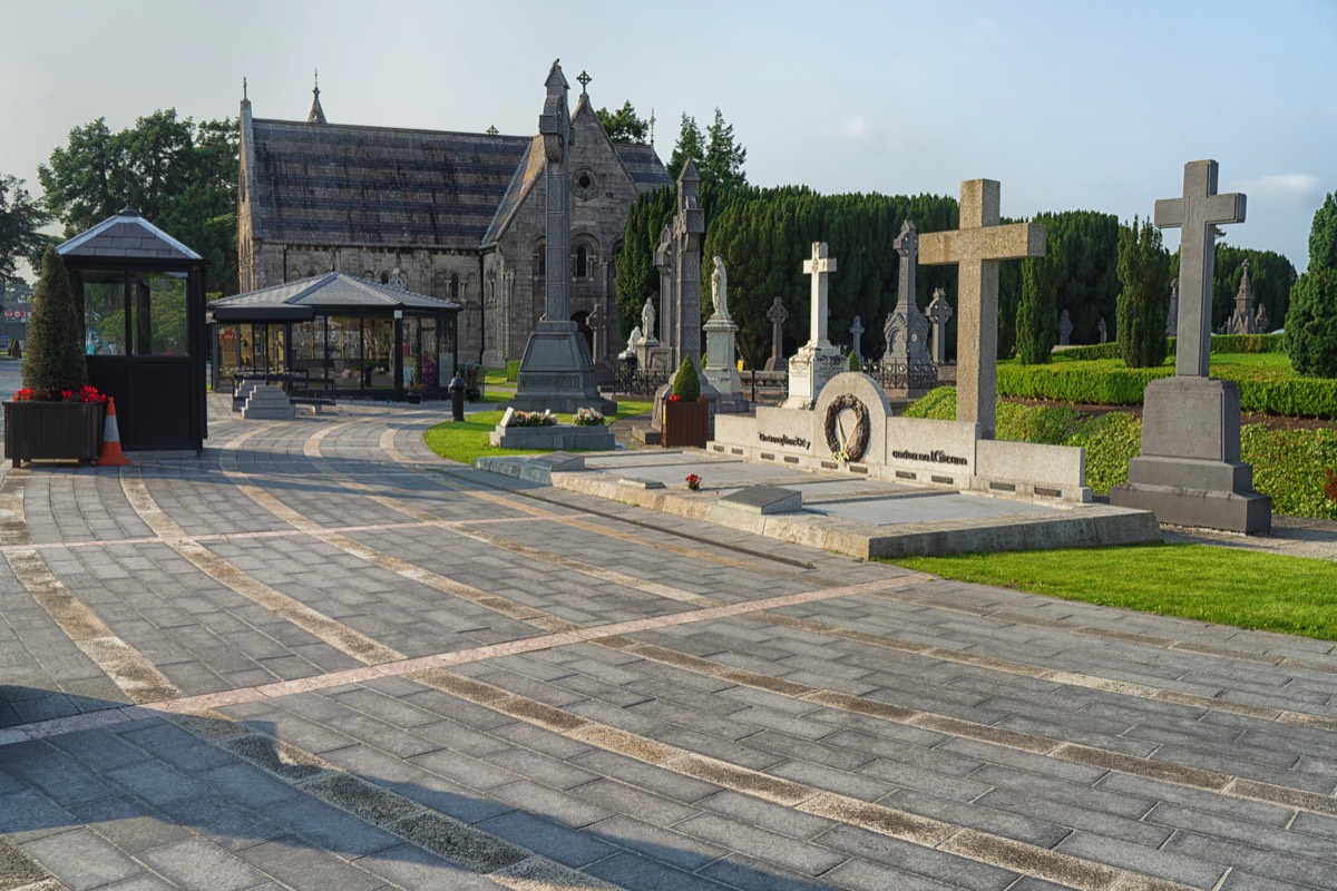 A VISIT TO GLASNEVIN CEMETERY A FEW MINUTES BEFORE IT CLOSED FOR THE DAY 027