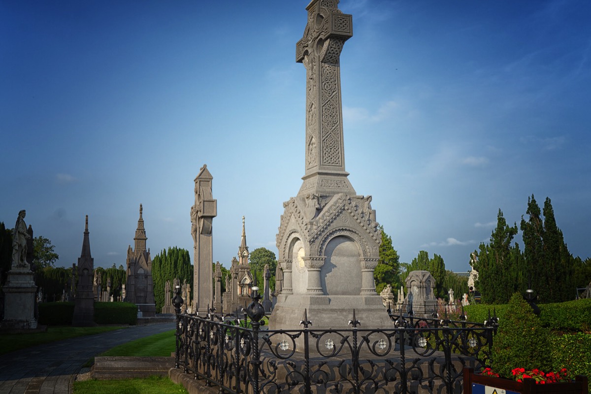 A VISIT TO GLASNEVIN CEMETERY A FEW MINUTES BEFORE IT CLOSED FOR THE DAY 044