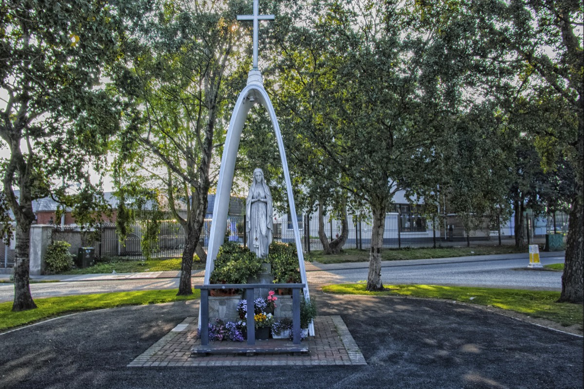 FAUSSAGH ROAD ROUNDABOUT MARIAN STATUE - MARY QUEEN OF LOURDES 001