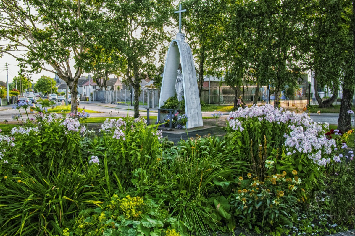 FAUSSAGH ROAD ROUNDABOUT MARIAN STATUE - MARY QUEEN OF LOURDES 002