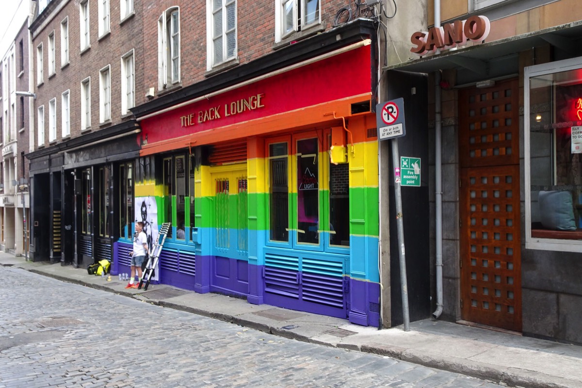 ARTIST AT WORK  OR TAKING A REST AT THE BACK LOUNGE ON EXCHANGE STREET IN TEMPLE BAR  001