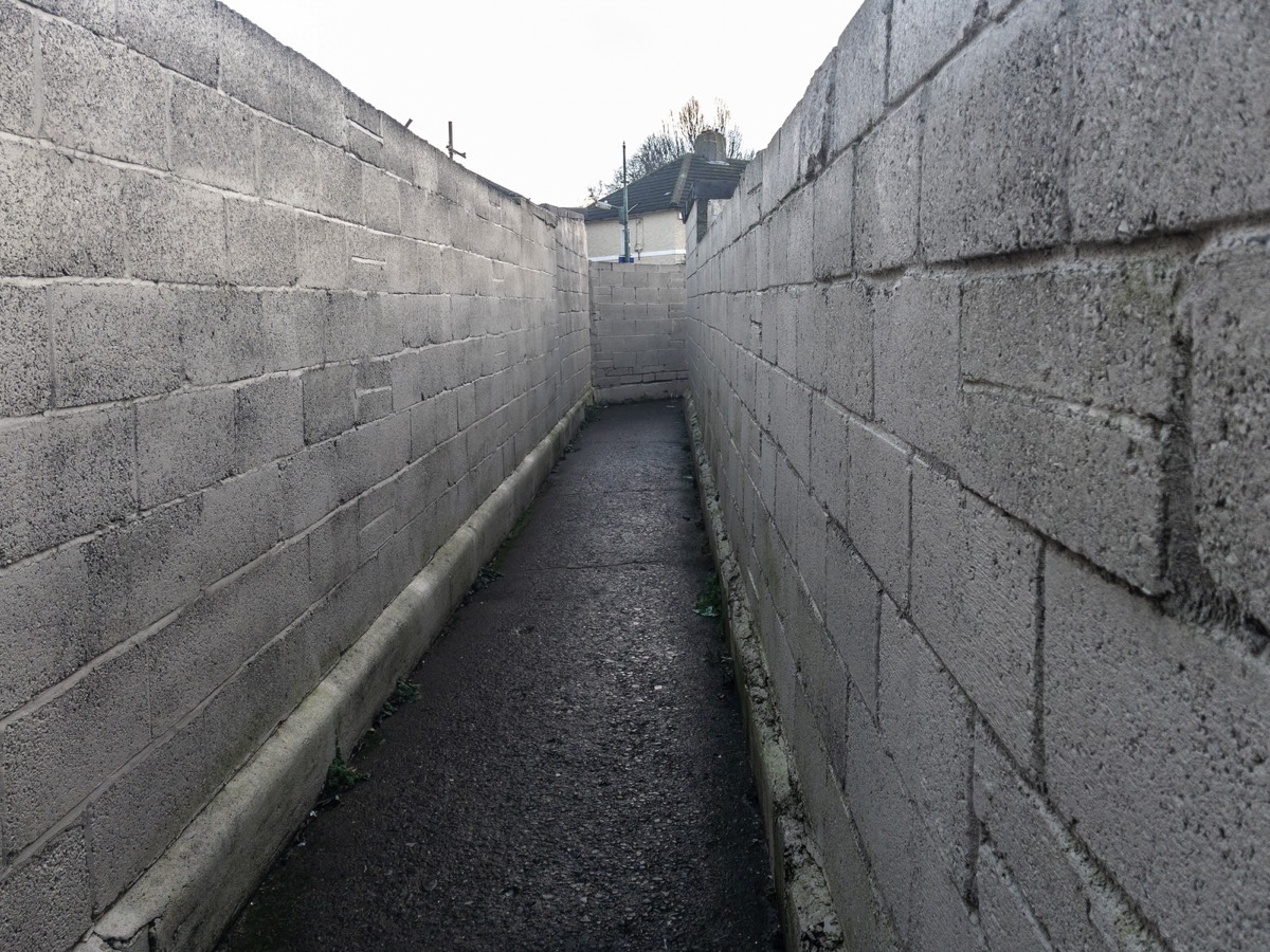PATHWAY AND LANEWAY IN CABRA CONNECTING ANNEMOE PARK TO ANNEMOE TERRACE 007