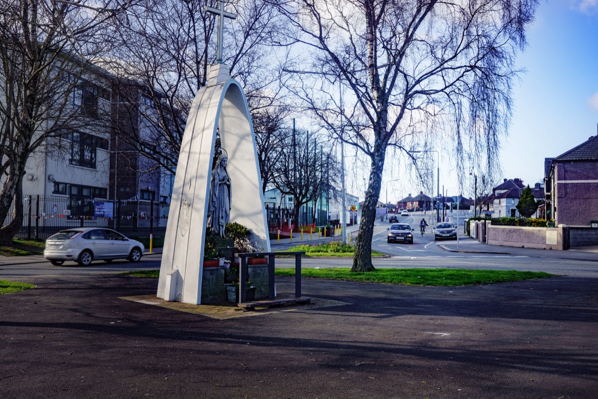 MARIAN STATUE - MARY QUEEN OF LOURDES ON FAUSSAGH ROAD ROUNDABOUT 003