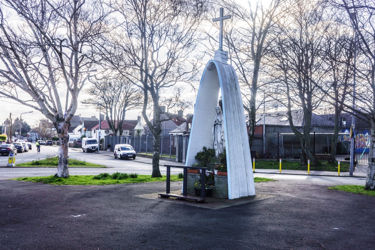 MARIAN STATUE - MARY QUEEN OF LOURDES ON FAUSSAGH ROAD ROUNDABOUT 004