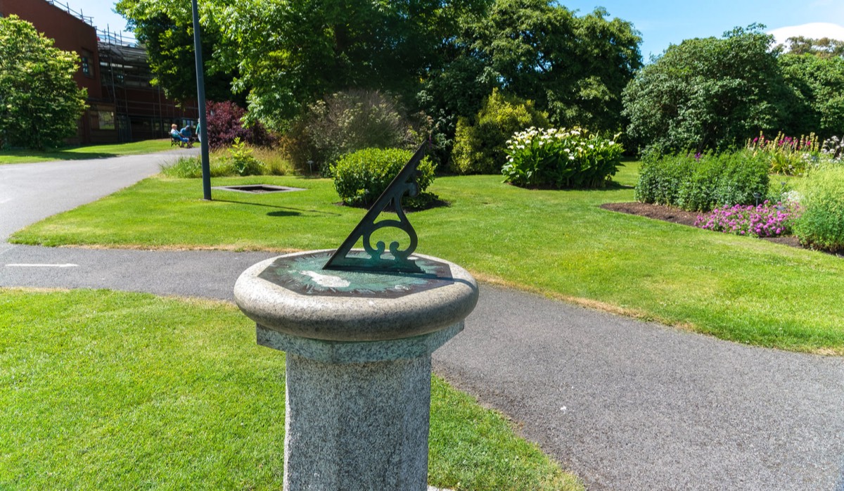 THERE ARE TWO SUNDIALS AT THE BOTANIC GARDENS 001