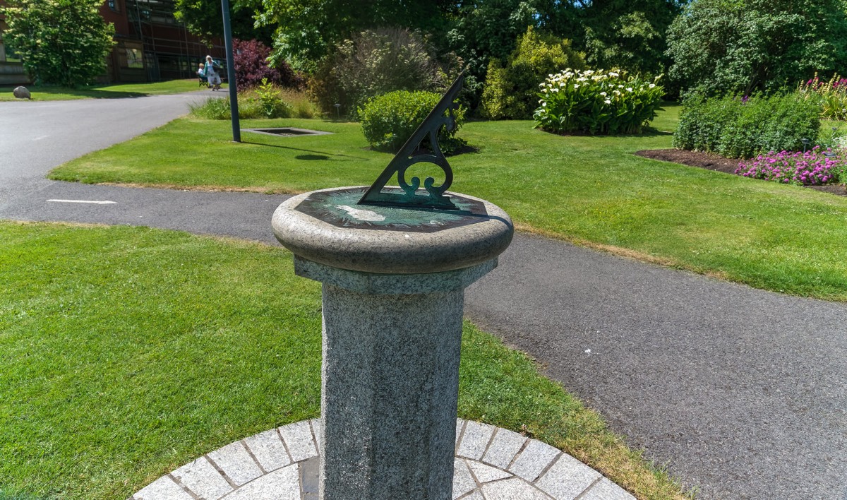 THERE ARE TWO SUNDIALS AT THE BOTANIC GARDENS 002