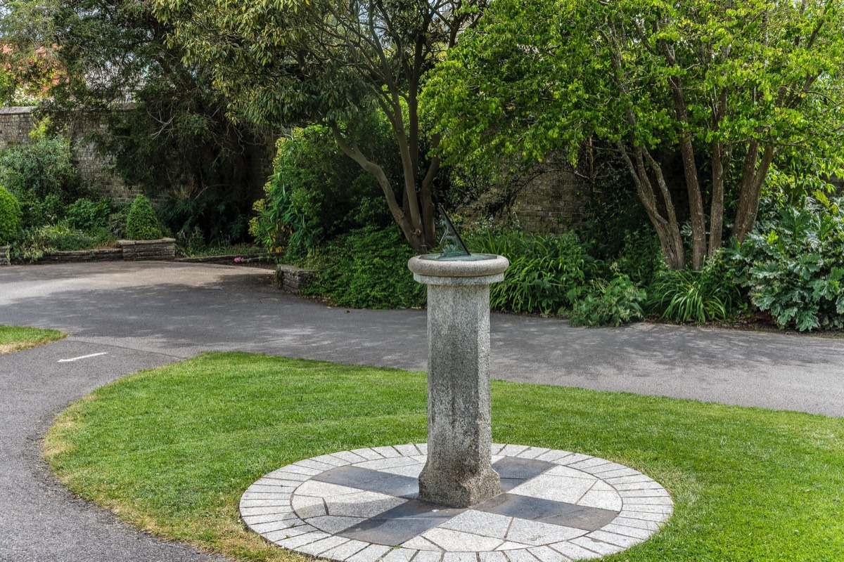 THERE ARE TWO SUNDIALS AT THE BOTANIC GARDENS 004