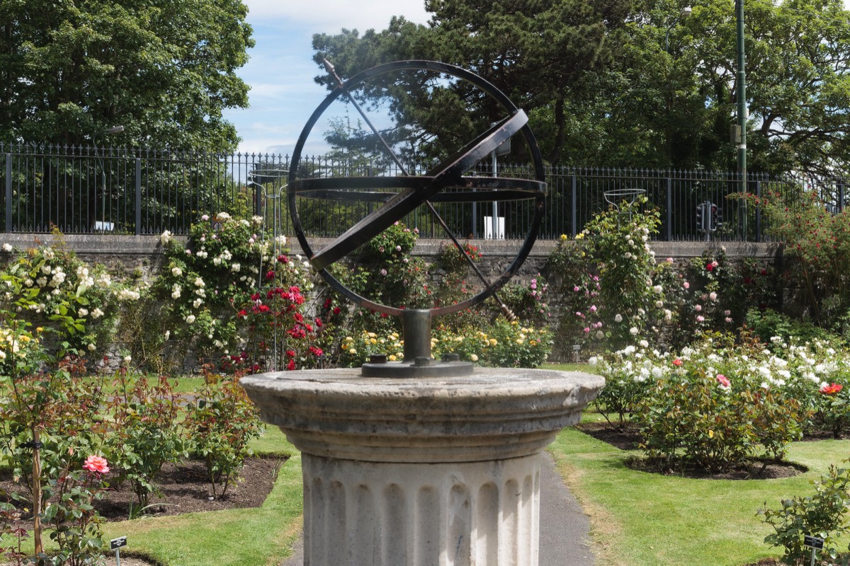 THERE ARE TWO SUNDIALS AT THE BOTANIC GARDENS 006