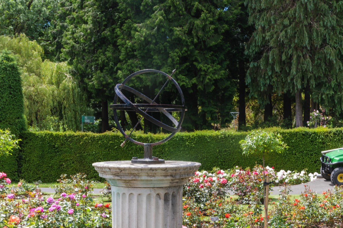 THERE ARE TWO SUNDIALS AT THE BOTANIC GARDENS 007