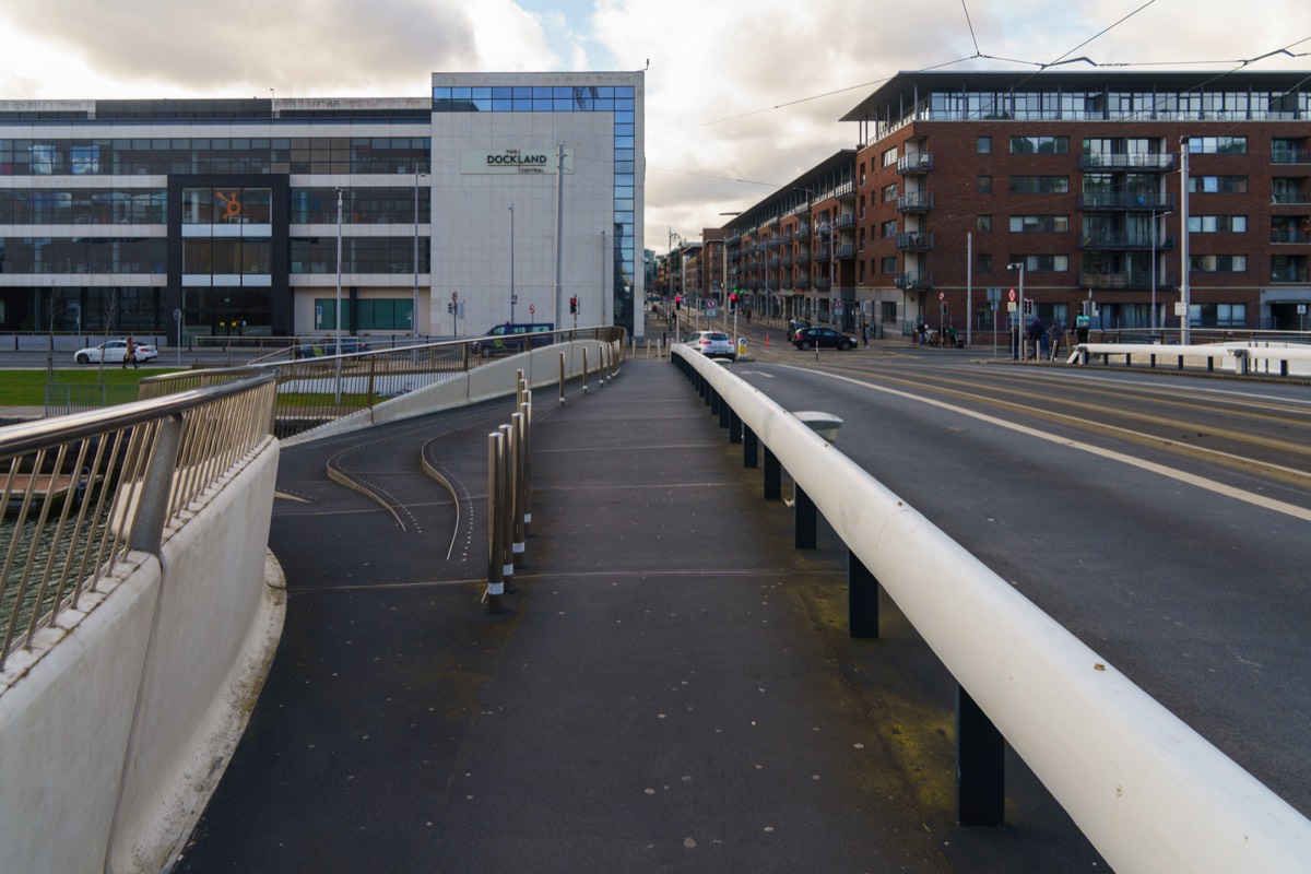 THE LUAS TRAM BRIDGE AT SPENCER DOCK 004