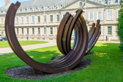 CORTEN STEEL SCULPTURE BY BERNAR VENET 006