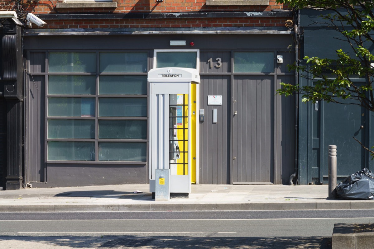 NEW STYLE PHONE KIOSK BESIDE A YELLOW DOOR - DORSET STREET