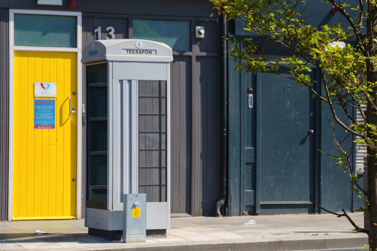 NEW STYLE PHONE KIOSK BESIDE A YELLOW DOOR - DORSET STREET  002